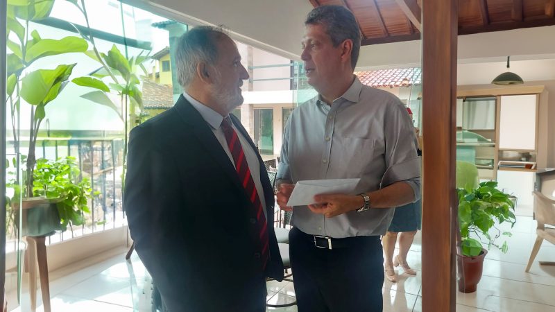 Aires Ribeiro entrega convite do 3º Congresso da CSPM ao Ministro da Secretaria-Geral da Presidência da República Márcio Costa Macêdo